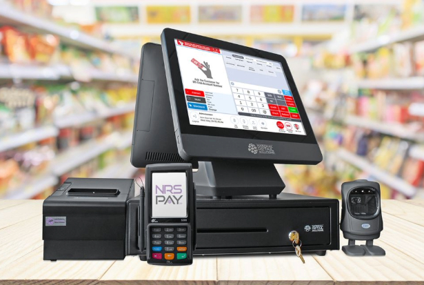 Emprendedor usando un sistema de facturación POS después de aprender como crear una empresa en colombia