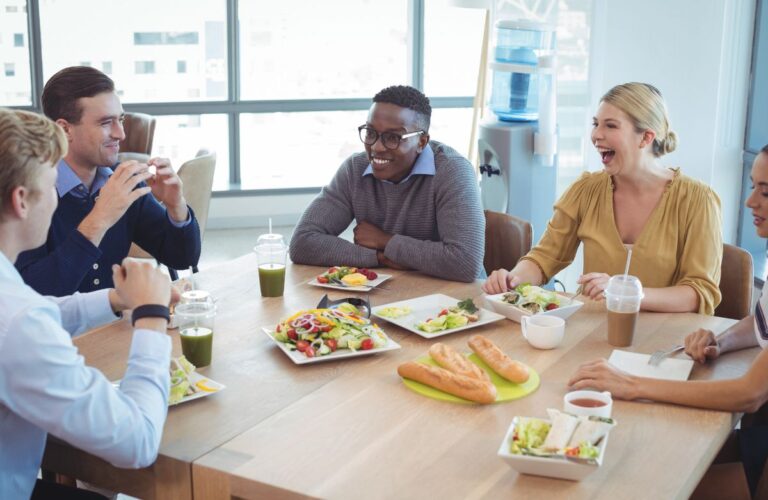 personas en el almuerzo después de la reducción de la jornada laboral