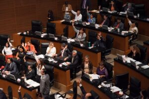 Congresistas en Colombia votando a favor de la nueva reforma laboral