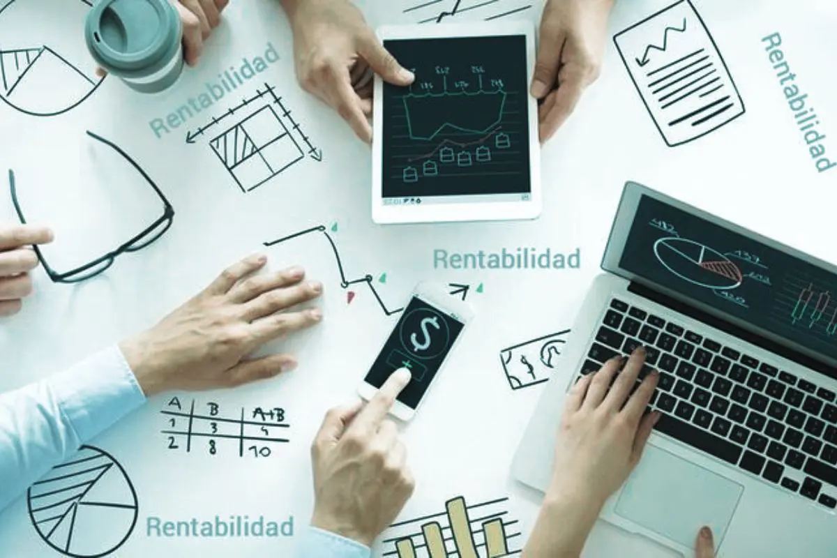 Equipo de expertos analizando gráficos durante una asesoría financiera para pymes