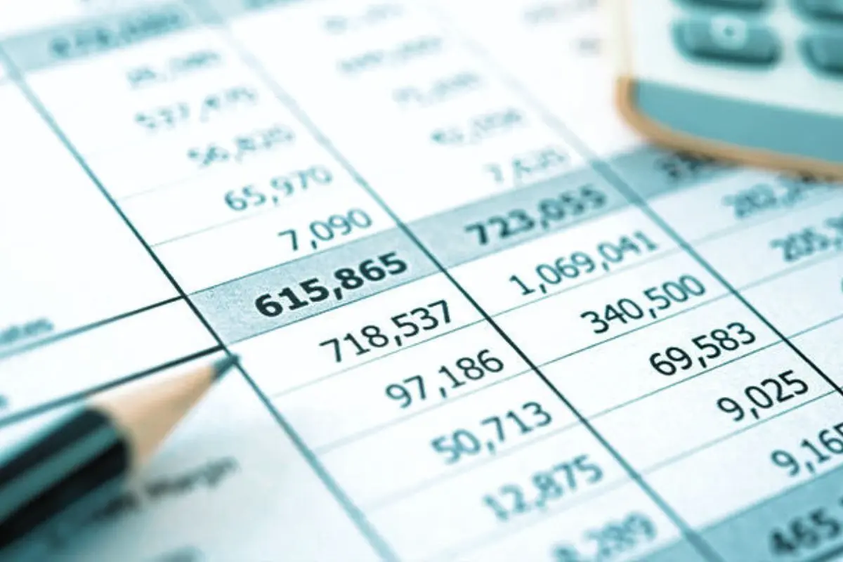 Un lápiz sobre la elaboración de estados financieros por contadores públicos en Bogotá.