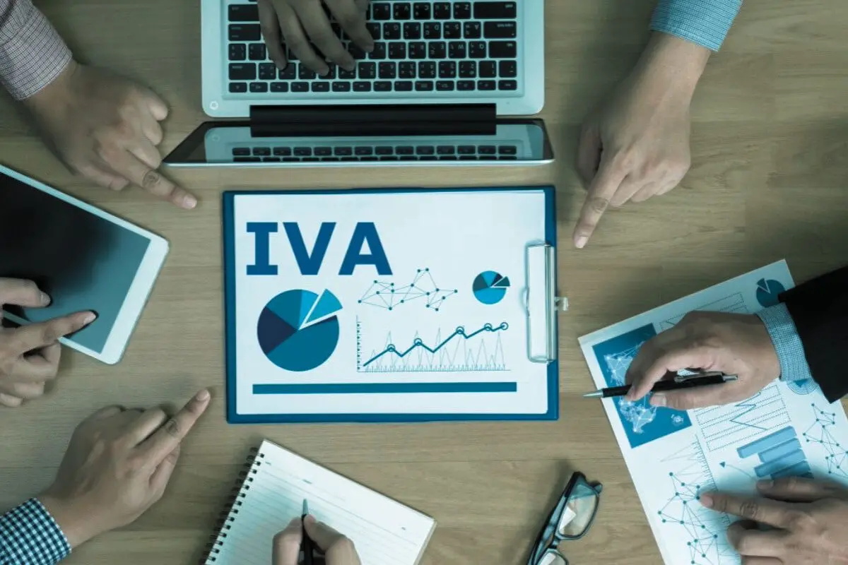 Equipo de trabajo analizando el IVA como parte de la asesoría para presentar impuestos