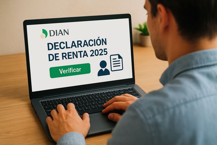 Persona en un computador verificando en la página de la DIAN si debe presentar la declaración de renta 2025.